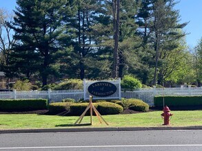 25 Lakeshore Dr in Farmington, CT - Building Photo - Building Photo