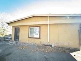 1367 Young Ave SW in Albuquerque, NM - Building Photo