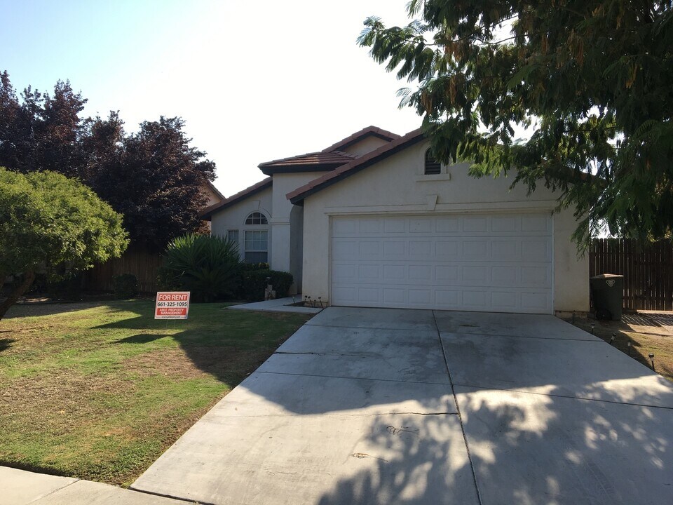 5305 Grogan Dr in Bakersfield, CA - Building Photo