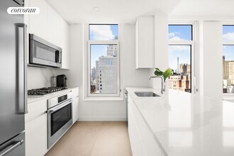 300 E 83rd St in New York, NY - Building Photo - Building Photo