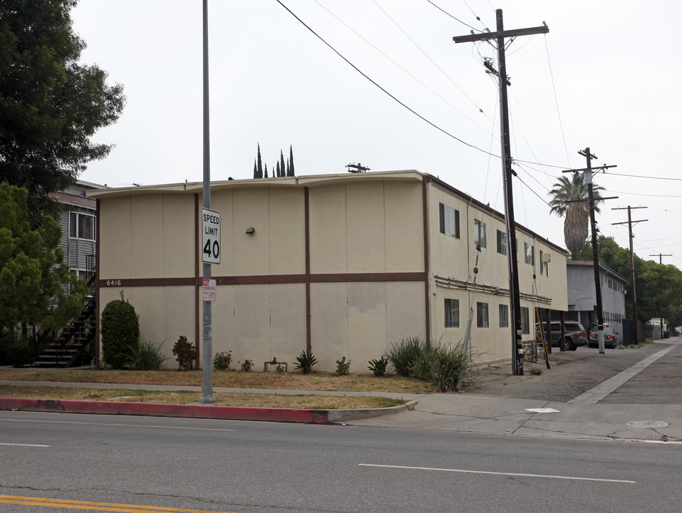 6416 Woodley Ave in Van Nuys, CA - Foto de edificio