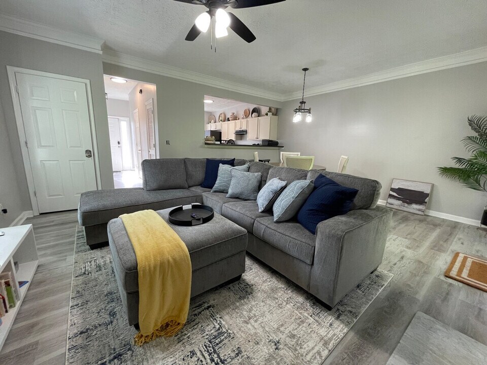 2580 Picardy Cir N in College Park, GA - Building Photo