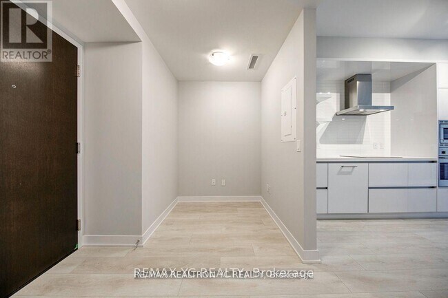 2221 Yonge St in Toronto, ON - Building Photo - Building Photo