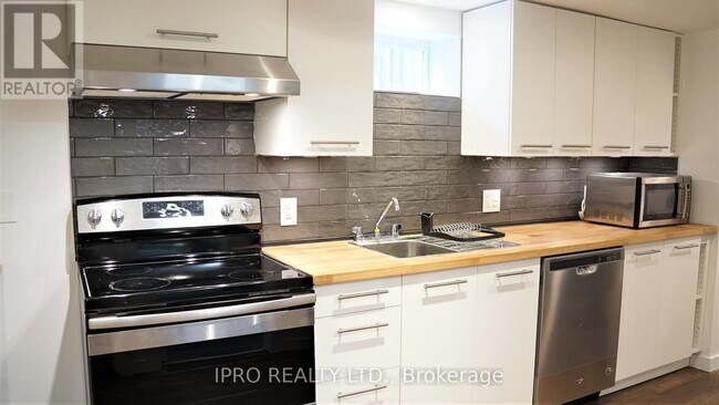 31 Rotherham Ave in Toronto, ON - Building Photo - Building Photo