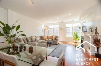 330 N Clinton St, Unit 508 in Chicago, IL - Building Photo - Building Photo