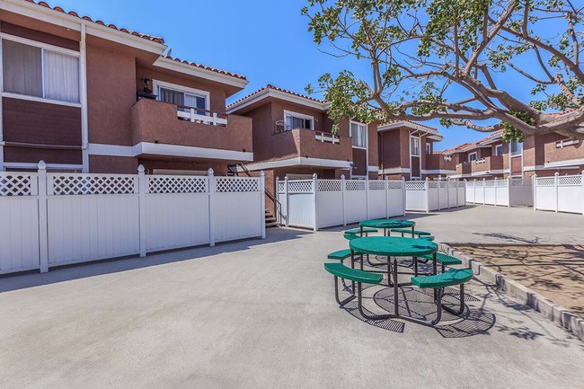 Casa Pacifica Apartment Homes in Anaheim, CA - Foto de edificio - Building Photo