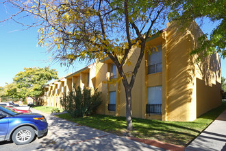 Camino Real in El Paso, TX - Foto de edificio - Building Photo