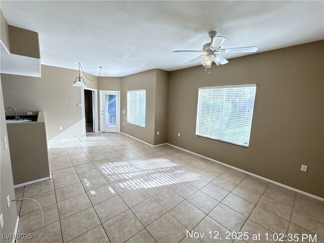 10245 S Maryland Pkwy in Las Vegas, NV - Building Photo - Building Photo