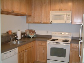 30 Crosby St-Unit -302 in Danbury, CT - Building Photo - Building Photo