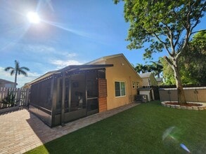 250 E Riverbend Dr in Sunrise, FL - Building Photo - Building Photo