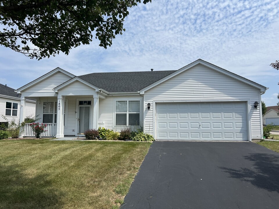 1805 Bluestem Cir in Aurora, IL - Foto de edificio