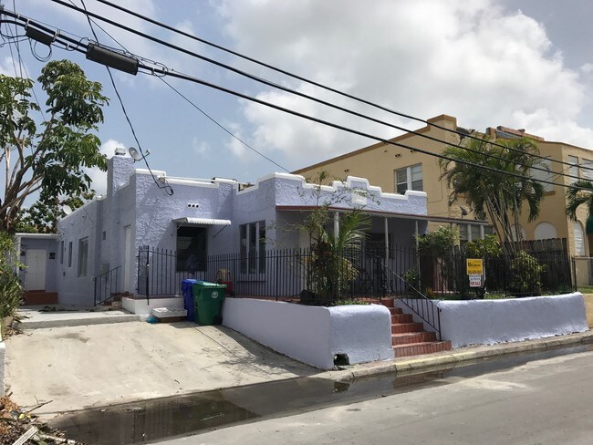 125 SW 19th Ave in Miami, FL - Foto de edificio - Building Photo