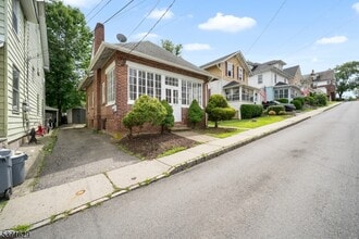13 Logan Pl in Morristown, NJ - Foto de edificio - Building Photo