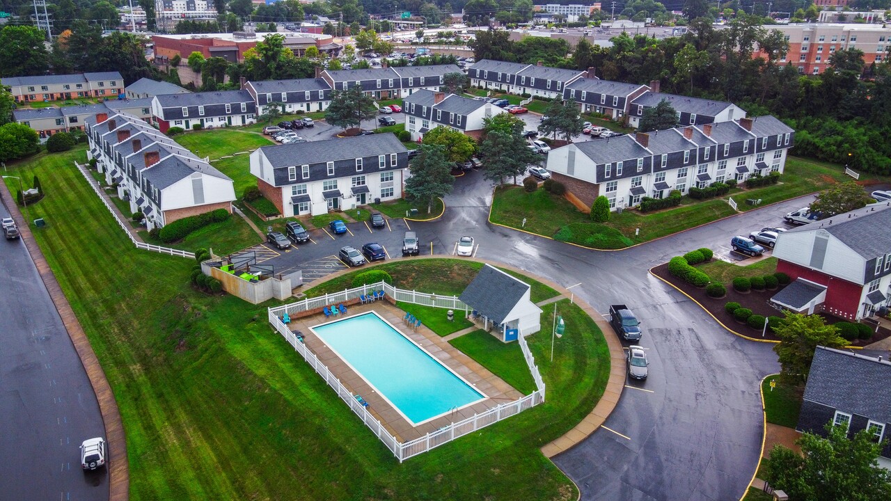 Hearthwood in Charlottesville, VA - Foto de edificio
