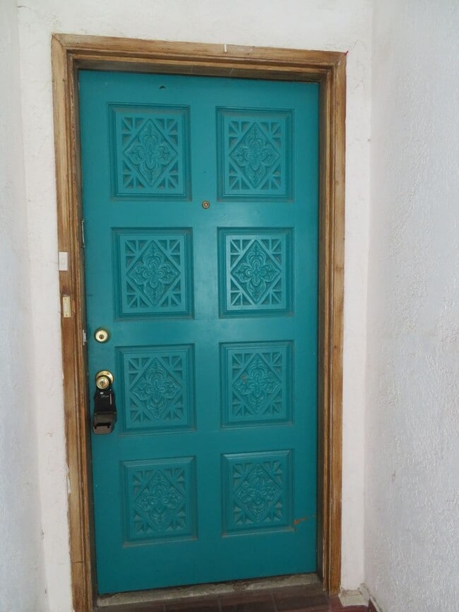 property at 2908 Valle Vista