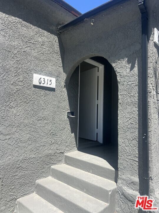 6315 S Victoria Ave in Los Angeles, CA - Building Photo