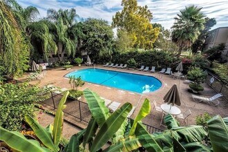 4645 Wild Indigo St in Houston, TX - Foto de edificio - Building Photo