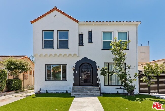 property at 3429 Edgehill Dr