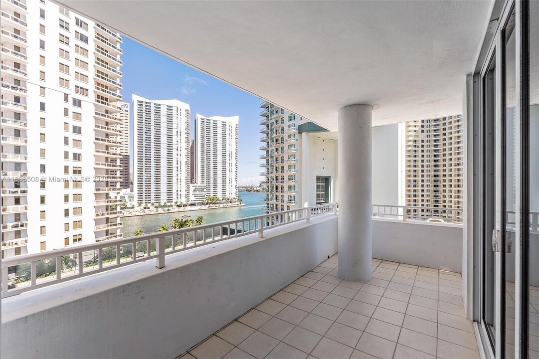 801 Brickell Key Blvd in Miami, FL - Building Photo