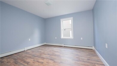 6 Beacon St in Central Falls, RI - Building Photo - Building Photo