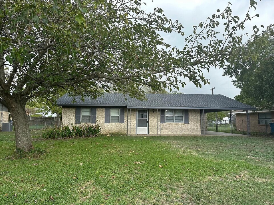 108 Castle Cir in Blooming Grove, TX - Building Photo