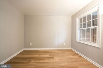 8229 Kings Charter Ln in West Springfield, VA - Building Photo - Building Photo