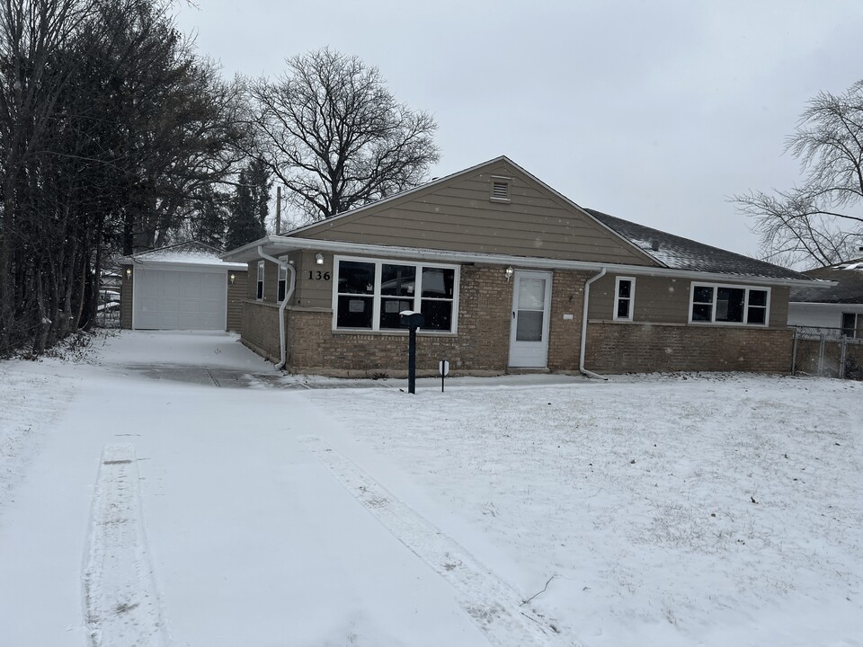 136 Blackhawk Dr in Park Forest, IL - Building Photo