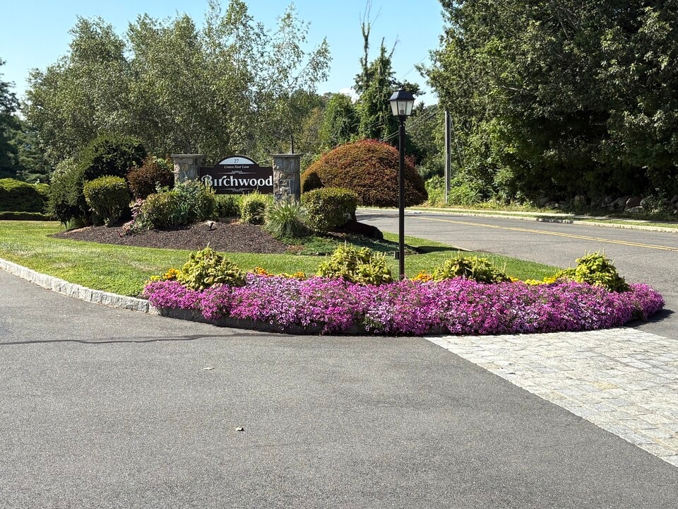 27 Crows Nest Ln in Danbury, CT - Building Photo