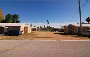 14910 N Bayshore Dr in Madeira Beach, FL - Building Photo - Building Photo