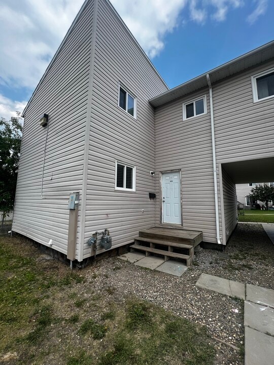 8916-8101 101 Ave in Fort St John, BC - Building Photo