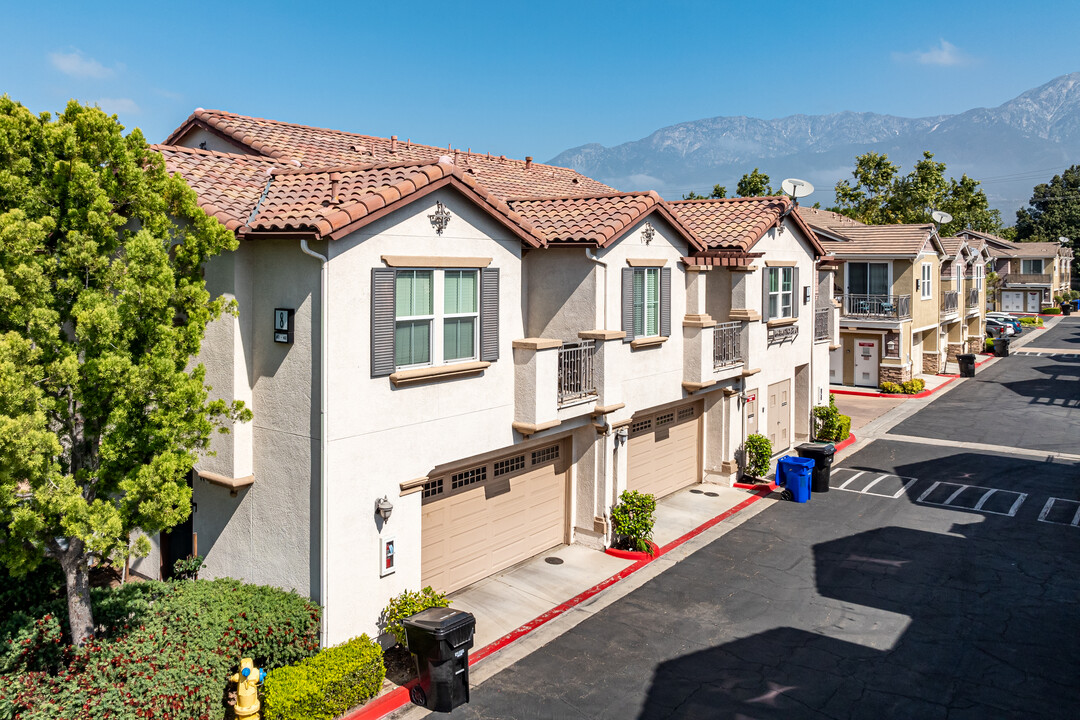 Alicante at Church in Rancho Cucamonga, CA - Foto de edificio