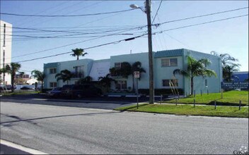 223 Dolphin Pt in Clearwater, FL - Foto de edificio - Building Photo
