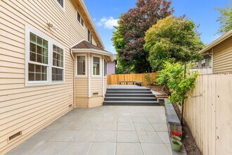 22200 NE 9th Dr in Sammamish, WA - Building Photo - Building Photo