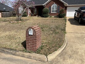 302 Red Oak Ln in Palestine, TX - Building Photo