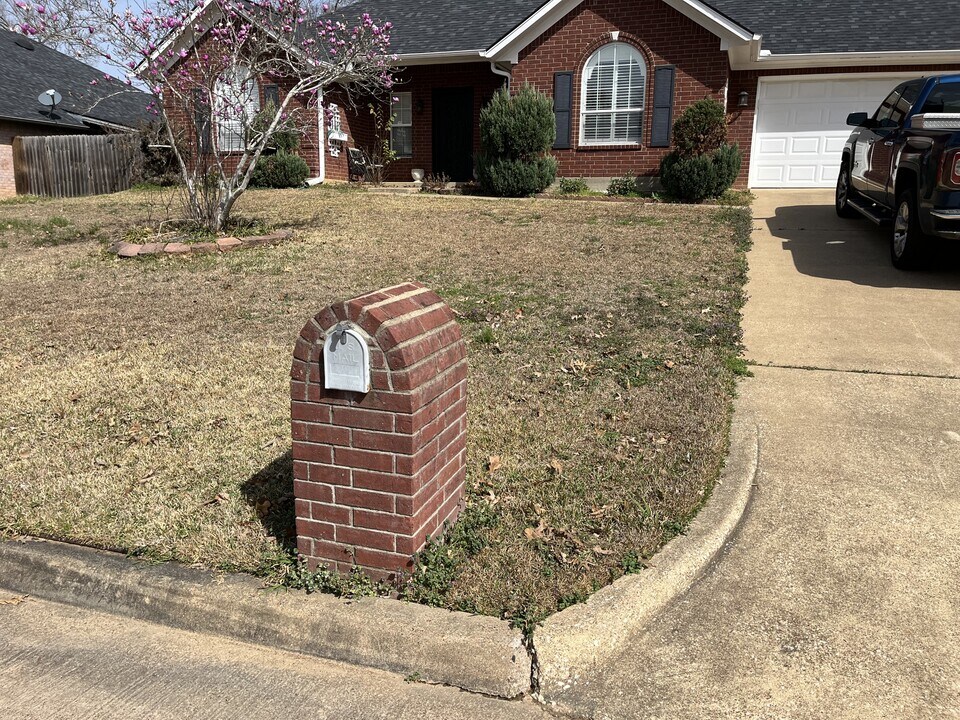 302 Red Oak Ln in Palestine, TX - Building Photo