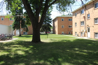 Picasso Square in Moorhead, MN - Foto de edificio - Building Photo