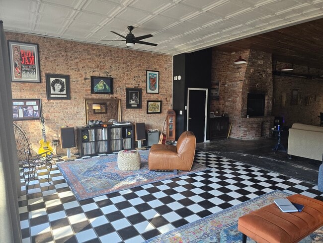 827 W Main St, Unit Apartment