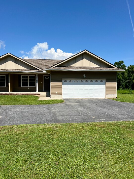 505 Clear Creek Rd in Hendersonville, NC - Building Photo