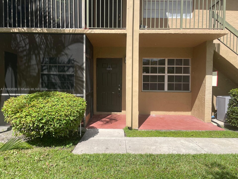 10476 NW 8th St in Pembroke Pines, FL - Foto de edificio