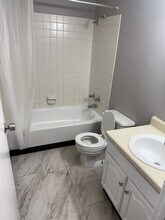 3054 W Madison St, Unit 101 in Chicago, IL - Foto de edificio - Building Photo