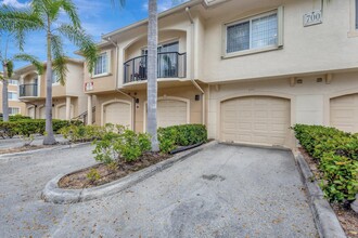 700 Crestwood Ct S in Royal Palm Beach, FL - Foto de edificio - Building Photo