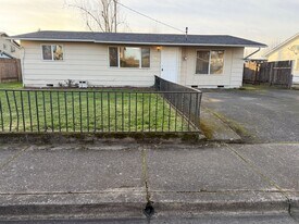 266 40th St in Springfield, OR - Building Photo