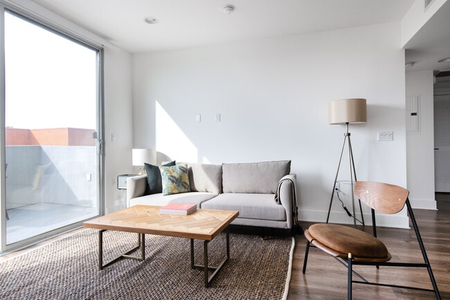 10473 Santa Monica Blvd in Los Angeles, CA - Building Photo - Building Photo