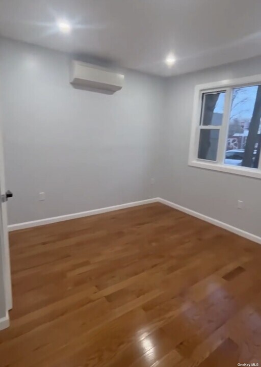 69-21 49th Ave, Unit 1 in Queens, NY - Building Photo