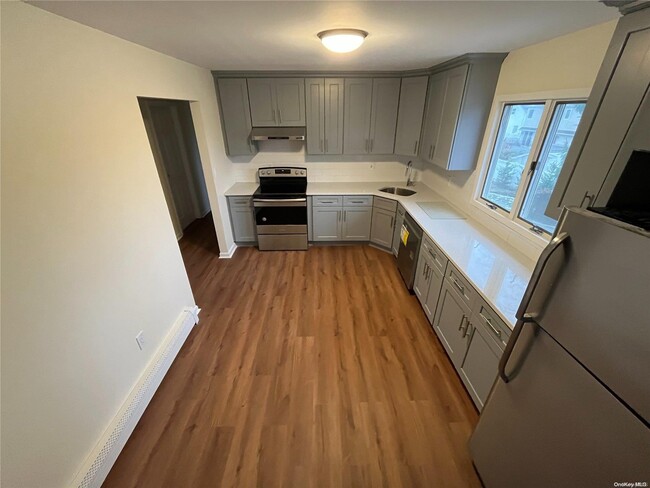 310 W 12th St in Deer Park, NY - Foto de edificio - Building Photo