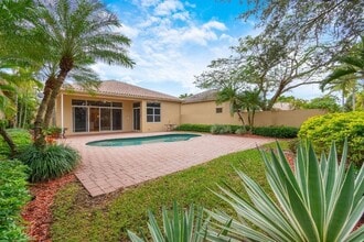 2466 Bay Isle Ct in Weston, FL - Building Photo - Building Photo