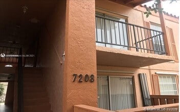 7208 Fairway Dr in Miami Lakes, FL - Foto de edificio - Building Photo