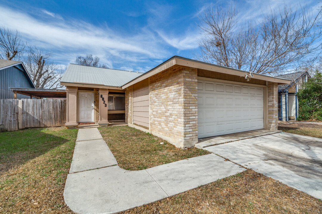 8023 Laurel Bnd in San Antonio, TX - Foto de edificio
