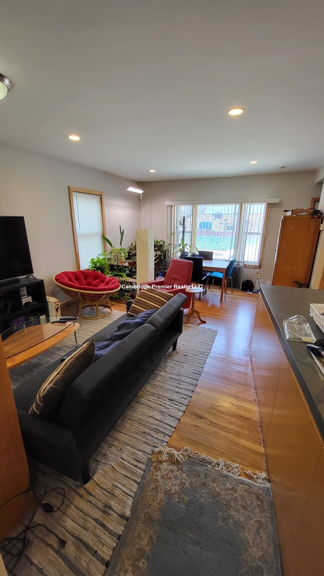 132 Columbia St, Unit 1 in Cambridge, MA - Building Photo - Building Photo