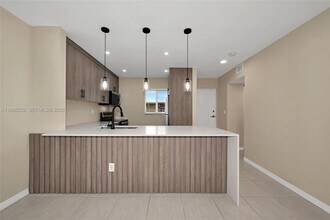 7732 Camino Real in Miami, FL - Foto de edificio - Building Photo